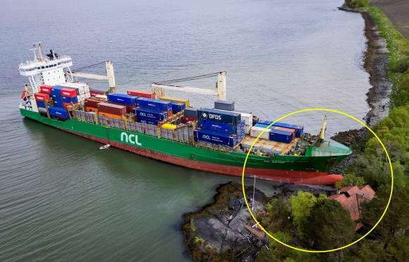 22일(현지시간) 노르웨이 항구도시 트론헤임의 한 주택 앞에 컨테이너선이 멈춰 서 있다. EPA 연합뉴스