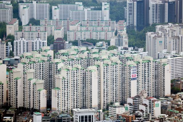 토지거래허가구역을 벗어난 마포와 강동에서는 신고가 거래가 이어지고 있다. 사진은 19일 서울 송파구 아파트의 모습. 연합뉴스.