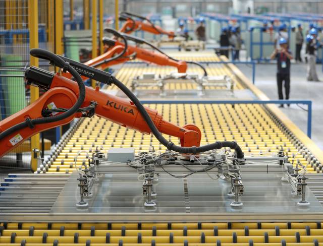 중국 북서부 신장 위구르 자치구에 자리한 호시네실리콘공업의 자회사 공장 내부. AP연합뉴스