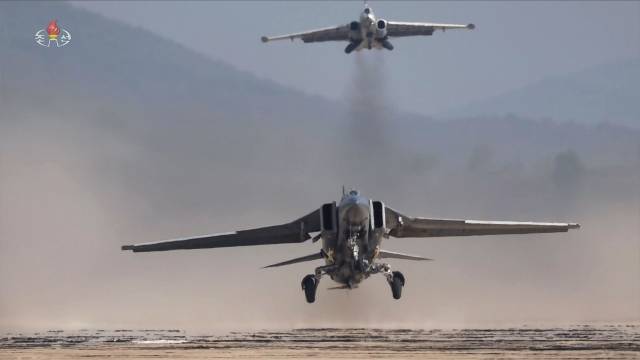 김정은 북한 국무위원장이 지난 15일 제1공군사단 관하 비행연대를 방문해 공군 반항공(방공)전투 및 공습 훈련을 지도했다고 조선중앙TV가 17일 보도했다. 중앙TV가 공개한 사진을 보면 미그(MiG)-29와 수호이(Su)-25 등 북한 공군의 최신 자산이 이날 훈련에 총동원됐다. 조선중앙통신연합뉴스