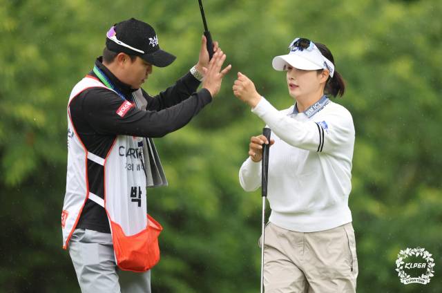 버디를 잡고 캐디와 기뻐하는 박결. 사진 제공=KLPGA