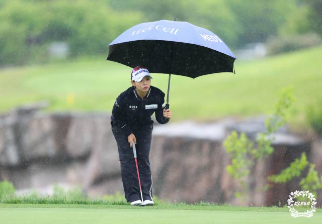 그린을 읽고 있는 이채은2. 사진 제공=KLPGA