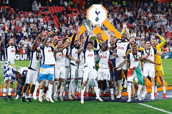 토트넘 홋스퍼의 한국 공격수 손흥민이 5월21일 빌바오의 산마메스 스타디움에서 열린 토트넘 홋스퍼와 맨체스터 유나이티드의 UEFA 유로파리그 결승에서 승리한 뒤 트로피를 들어올리고 있다. ⓒAFP연합