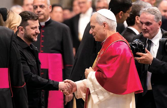 5월18일 이탈리아 및 바티칸을 공식 방문 중인 볼로디미르 젤렌스키 우크라이나 대통령(왼쪽)과 교황 레오 14세가 악수하고 있다. ⓒDP 연합