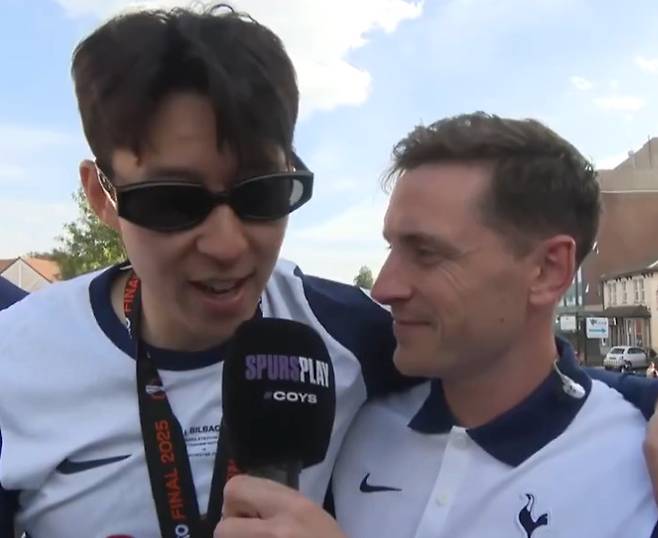 인터뷰하는 손흥민(왼쪽)의 모습. 사진=토트넘 공식 SNS 갈무리