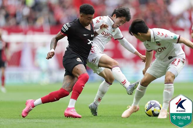 린가드(왼쪽)가 24일 오후 4시30분 서울월드컵경기장에서 열린 FC서울 대 수원FC의 '하나은행 K리그1 2025' 15라운드 홈 경기에서 몸 싸움을 펼치고 있다. /사진=한국프로축구연맹 제공