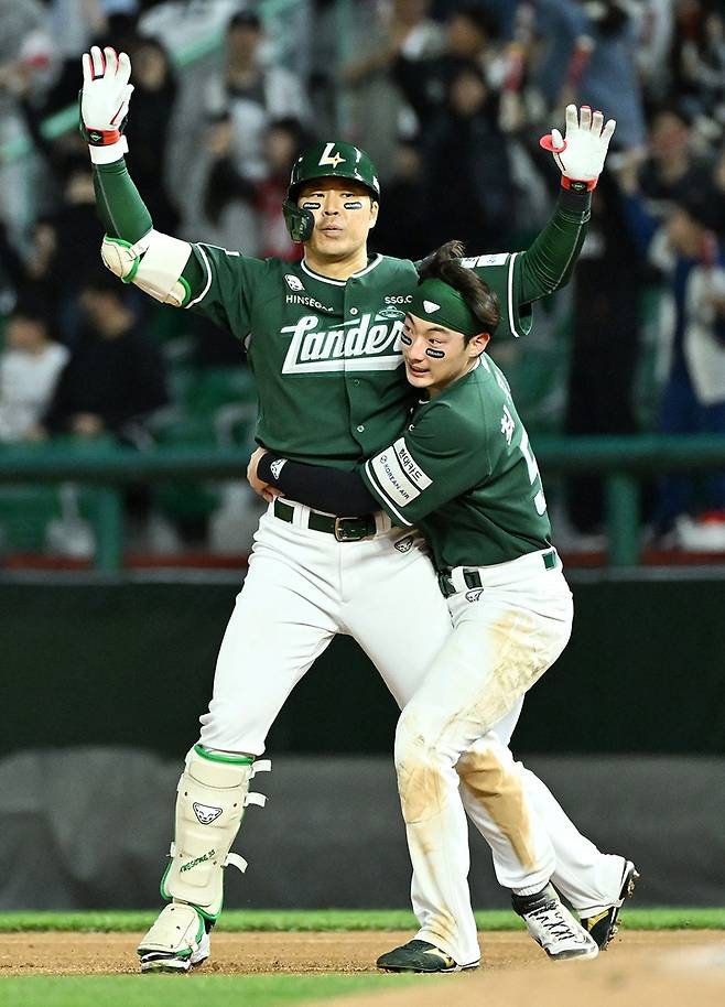 SSG 랜더스 베테랑 타자 한유섬(왼쪽)이 24일 인천 SSG랜더스필드에서 열린 2025 신한 SOL Bank KBO리그 LG 트윈스와의 경기에서 9회말 끝내기 홈런을 기록했다. 사진 SSG 랜더스