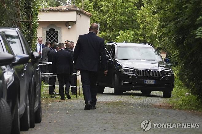 미국·이란, 로마에서 5차 핵협상 (로마 AP=연합뉴스) 미국과 이란의 핵협상 대표단이 23일(현지시간) 이탈리아 로마에 있는 오만 대사관에 도착하고 있다. 2025.05.23 photo@yna.co.kr