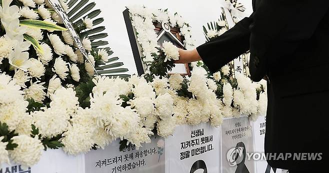 "선생님 지켜주지 못해서 정말 미안합니다" (제주=연합뉴스) 변지철 기자 = 24일 제주도교육청에 마련된 분향소에서 학생 가족의 민원에 시달리다 숨진 제주 모 중학교 교사를 추모하는 사람들의 발길이 이어지고 있다. 2025.5.24 bjc@yna.co.kr