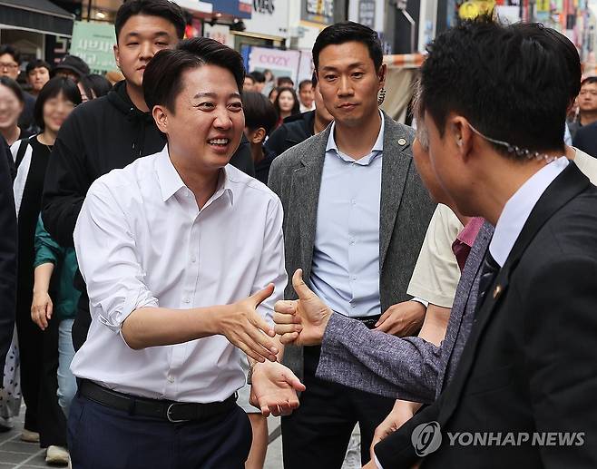 수원역 로데오거리 찾은 이준석 후보 (수원=연합뉴스) 홍기원 기자 = 개혁신당 이준석 대선 후보가 24일 경기도 수원시 팔달구 수원역 로데오거리에서 시민들에게 인사하고 있다. 2025.5.24 xanadu@yna.co.kr