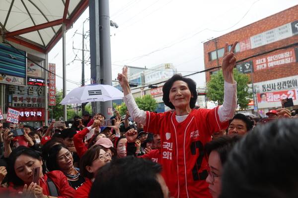 국민의힘 김문수 대선 후보의 배우자 설난영 여사가 포항 죽도시장에서 김 후보 지지자들에게 인사하고 있다. 2025.5.24 /국민의힘 제공