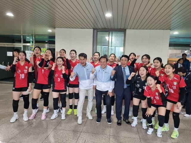 서거석 교육감이 경남 진주 선명여자고등학교에서 열린 제54회 전국소년체육대회 배구대회에 참여, 배구대회에서 경북 포항여중을 상대로 2:0으로 격파한 전주 근영중학교 선수들을 격려하고 있다./전북체육회 제공