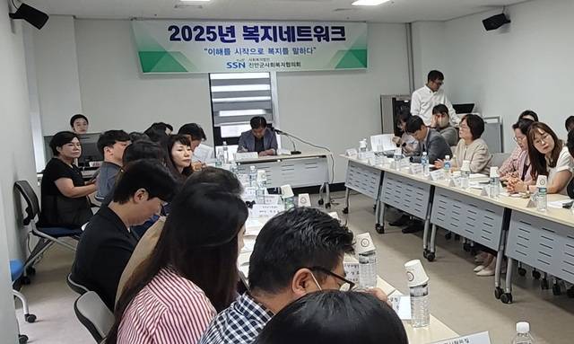 지난 23일 진안군가족센터에서 열린 '2025년 복지네트워크' 모임에서 김진 회장(현수막 아래 마이크 앞)이 한 회원의 발언을 경청하며 메모를 하고 있다. / 사진=국승호 기자