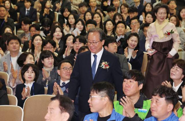 지난달 3일 부산시교육청 대강당에서 열린 제23대 교육감 취임식에서 김석준 교육감이 직원들의 박수를 받으며 입장하고 있다. 정종회 기자 jjh@