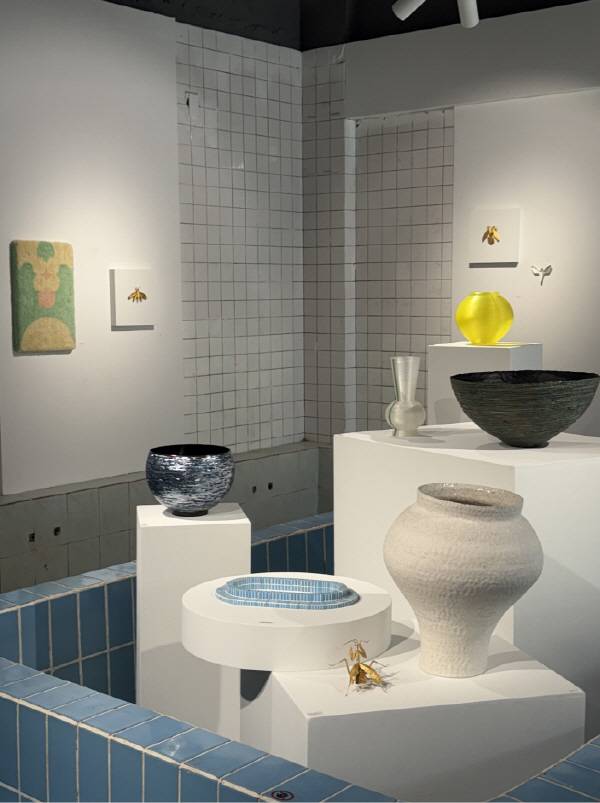 지난 24일 종료된 안계미술관 기획전 '상생의 물결'은 유리, 금속, 섬유 등 다양한 매체의 공예작품 약 40점이 설치돼 지역성과 예술성을 동시에 조명했다. 의성군