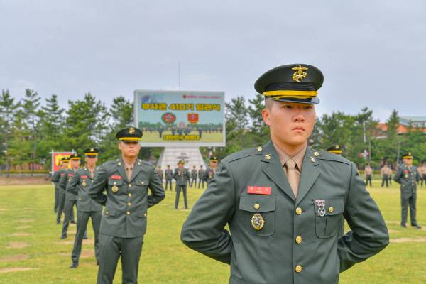 해병대 교육훈련단이 지난 23일 행사 연병장에서 해병 부사관 410기 86명을 새로이 배출한 가운데 신임 해병부사관들이 도열한 모습. 해병대 교육훈련단 제공