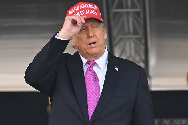 24일(현지시간) 뉴욕 웨스트포인트에서 열린 미 육군사관학교 졸업식에서 연설을 마친 도널드 트럼프 미국 대통령.(사진=AFP)