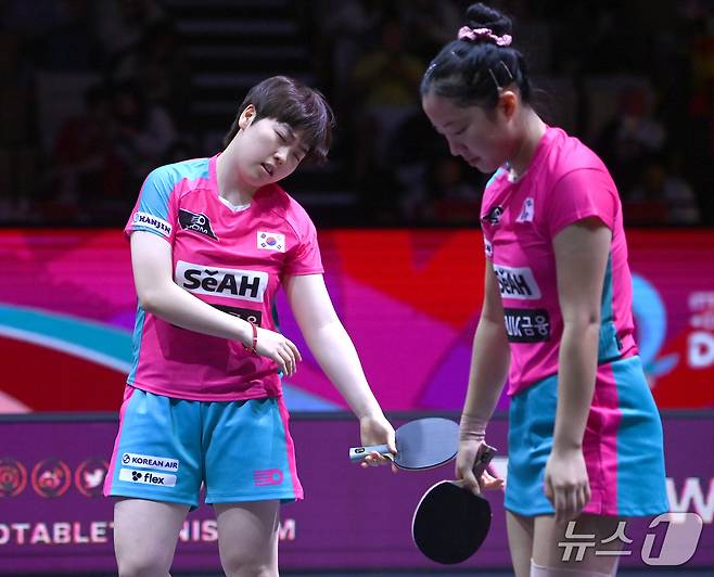 세계탁구선수권 여자복식 4강에서 패한 뒤 아쉬워하는 유한나(왼쪽)와 신유빈. 2025.5.22/뉴스1 ⓒ News1 사진공동취재단