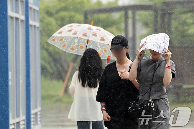 비가 내린 16일 경기도 고양시 일산 킨텍스에서 시민들이 비를 피해 달리고 있다. 2025.5.16/뉴스1 ⓒ News1 이동해 기자