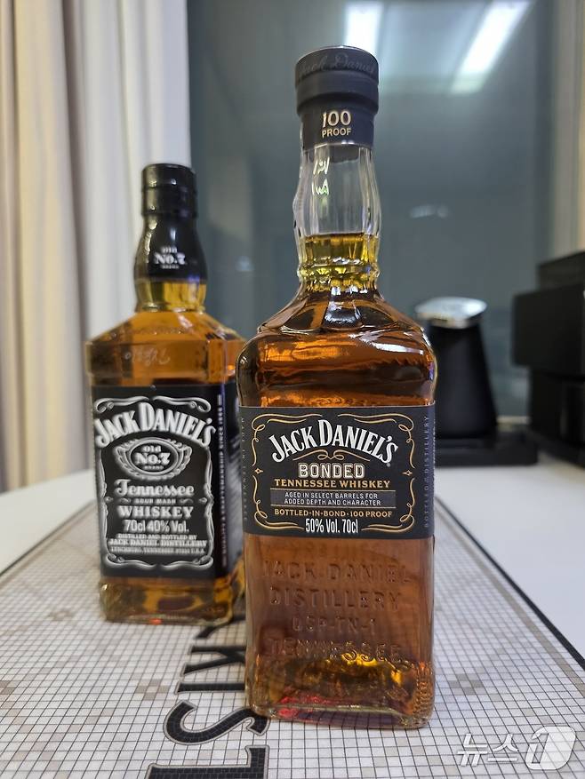 한국브라운포맨의 잭다니엘스 본디드(오른쪽) 제품과 잭다니엘스 올드 넘버 7. ⓒ News1 이형진 기자