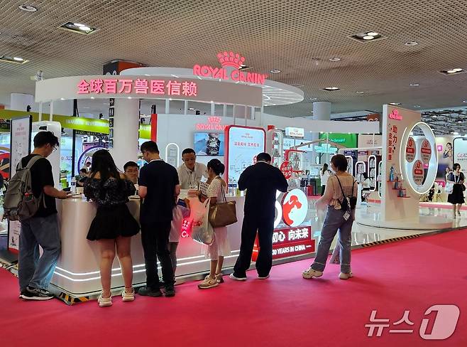 23일 중국 하문에서 열린 WESAVC 전시장 내 마련된 부스들 ⓒ 뉴스1