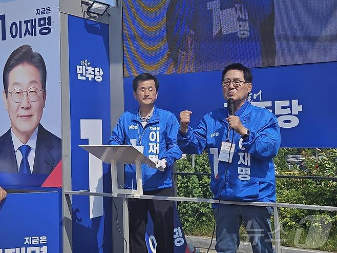 박지원 광주전남선대위원장이 25일 광주 염주동 롯데마트 월드컵정 앞에서 '광주가 전국 최고 투표율 ·득표율 1위를 해달라''고 호소하고 있다.(더불어민주당 제공. 재판매 및 DB 금지.) 2025.5.25 2025.5.25/뉴스1 ⓒ News1 최성국 기자