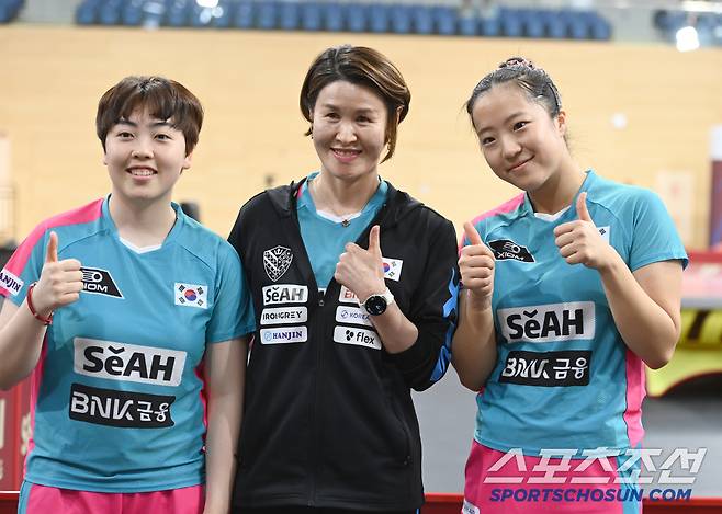 신유빈(오른쪽), 유한나가 석은미 감독과 포즈를 취하고 있다. 2025. 5. 20. 사진공동취재단