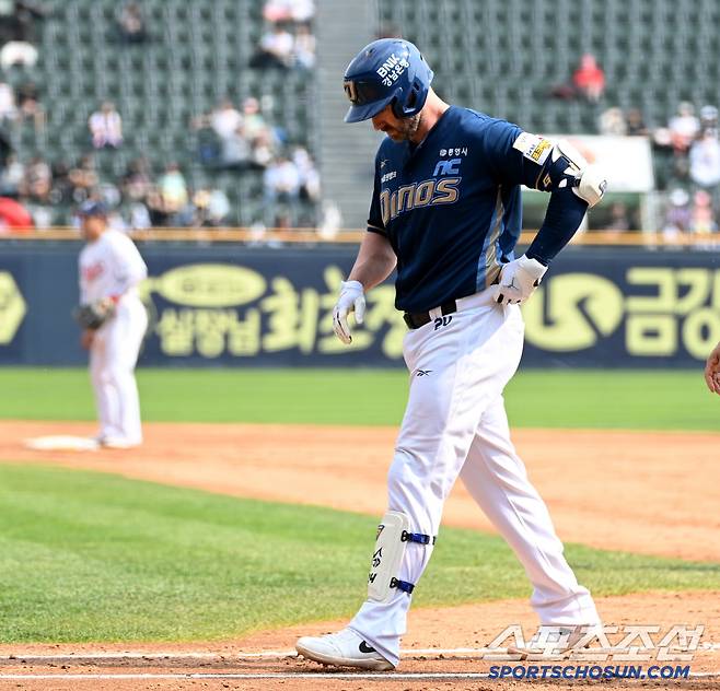 11일 잠실야구장에서 열린 NC와 두산의 더블헤더 1차전, 4회초 1사 2루 NC 데이비슨이 1타점 적시타를 치고 1루로 달려가다 다리 통증을 호소하며 교체되고 있다. 잠실=허상욱 기자wook@sportschosun.com/2025.05.11/