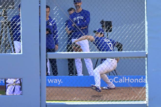 LA 다저스 오타니 쇼헤이가 지난 22일(한국시각) 다저스타디움에서 마크 프라이어 투수코치가 지켜보는 가운데 불펜피칭을 실시하고 있다. 이날 오타니는 최고 95마일 직구를 뿌렸고, 재활 이후 처음으로 슬라이더와 커브를 구사했다. Imagn Images연합뉴스