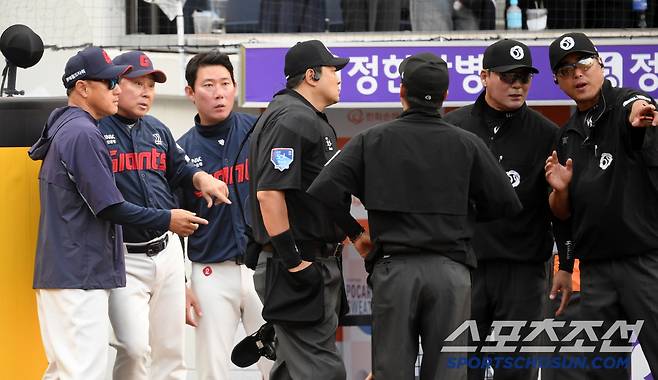 25일 대전 한화생명볼파크에서 열린 한화 이글스와 롯데 자이언츠의 경기. 연장 10회 문현빈의 밀어내기 볼넷으로 패한 롯데 김태형 감독이 주자가 겹친 상황에 대해 어필하고 있다. 대전=박재만 기자 pjm@sportschosun.com/2025.05.25/