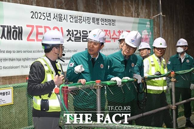 오세훈 서울시장이 지난달 23일 영동대로 지하공간 복합개발사업 지하 암반 굴착 현장을 점검하고 있다. /서울시