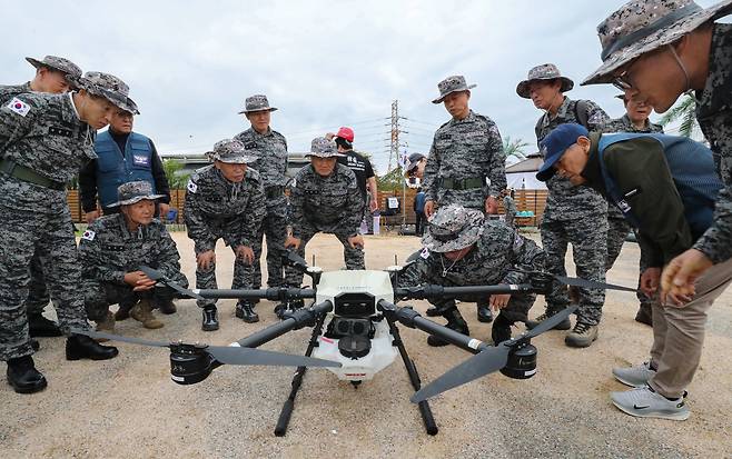 24일 오후 경기 고양시 덕양구 일대에서 사단법인 '시니어 아미' 산하 드론 포스 단원들이 드론 비행 훈련을 하고 있다. 시니어 아미는 노인들이 저출산·고령화로 인한 병력 자원 부족을 우려해 자발적으로 모인 단체다./박성원 기자