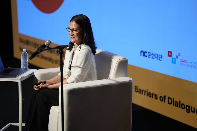 정유선 미국 조지메이슨대 교수가 21일 열린 NC문화재단-주한스위스대사관 다이얼로그에서 발표하고 있다./주한스위스대사관