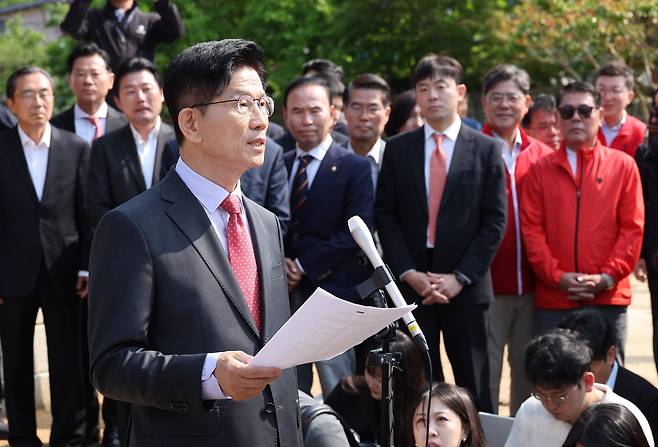 <YONHAP PHOTO-3526> 취재진 앞 발언하는 김문수 후보 (옥천=연합뉴스) 박동주 기자 = 국민의힘 김문수 대선 후보가 25일 충북 옥천군 육영수 여사 생가를 방문한 뒤 취재진 앞에서 현안 관련 입장 발표를 하고 있다. 2025.5.25 pdj6635@yna.co.kr/2025-05-25 09:48:52/<저작권자 ⓒ 1980-2025 ㈜연합뉴스. 무단 전재 재배포 금지, AI 학습 및 활용 금지>