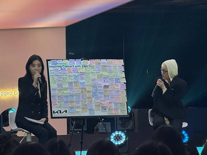 지난 23일 진행된 '기아 디스커버리 데이: 인스파이어링 콘서트 위드 자이언티' 행사에서 가수 자이언티가 방문객들의 질문에 답하고 있다. ⓒ데일리안 편은지 기자