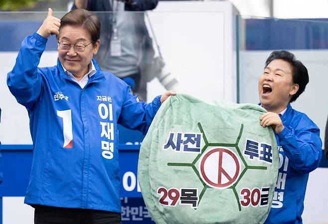 이재명 더불어민주당 대통령 후보가 24일 오후 경기도 시흥시 배곧아브뉴프랑센트럴광장에서 사전투표 독려 퍼포먼스를 하고 있다. 2025.5.24/뉴스1