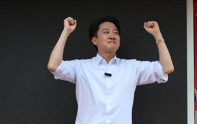 이준석 개혁신당 대통령선거 후보가 25일 서울 종로구 종묘 인근 서순라길에서 유세 도중 시민들에게 인사하고 있다.(공동취재) 2025.05.25. 뉴시스