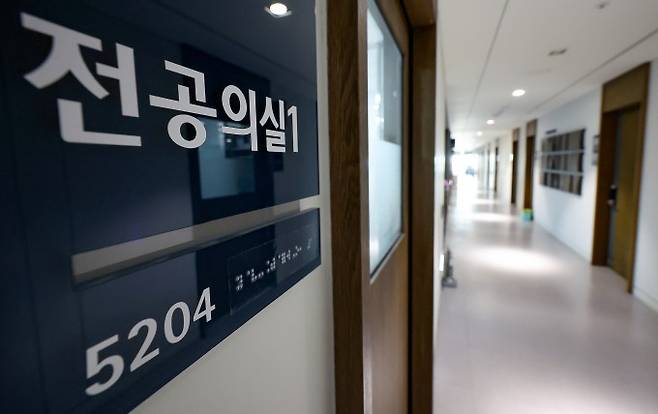 서울 한 대형병원 전공의실 앞 복도가 비어 있다. 연합뉴스 제공