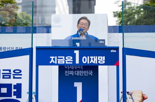 이재명 더불어민주당 대선 후보가 24일 경기 시흥시 배곧아브뉴프랑센트럴광장에서 열린 유세에서 시민들에게 지지를 호소하고 있다. 공동취재=연합뉴스.