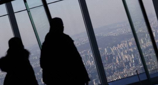 시민들이 서울 아파트 밀집 지역을 바라보고 있다.<연합뉴스>