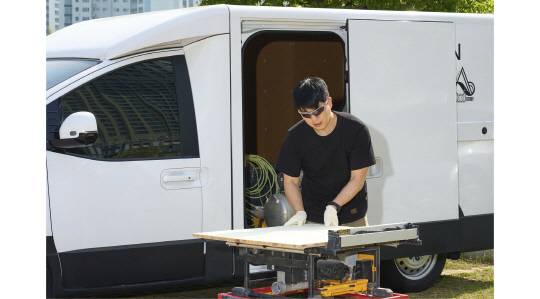 울산의 카펜우드워크 팀을 운영하는 목수 문용규씨가 현대차 ST1 V2L 기능을 활용해 작업을 하고 있다. HMG저널 제공