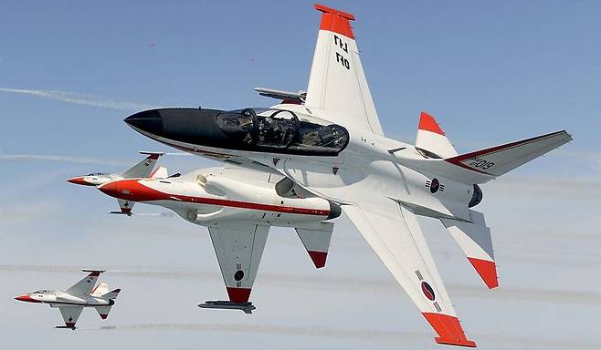 한국항공우주산업(KAI)의 T-50을 포함한 FA-50계열 전투기들은 같은 시장에서 이탈리아 M346과 경쟁하고 있지만 이미 필리핀 공군, 태국 공군, 이라크 공군, 폴란드 공군 등에 수출하는데 성공했다. 개량에 개량을 거듭하고 있는 FA-50은 AESA 레이더와 중거리 공대공 미사일 통합을 넘어 단좌형으로의 개량이 확정된 상황이다. KAI 제공