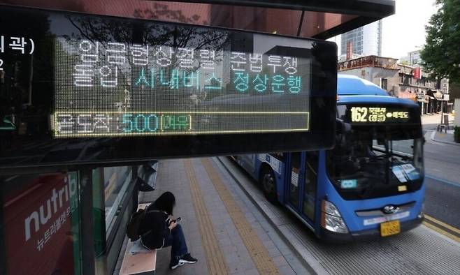 서울 시내버스 노사의 임금 협상이 결렬되면서 노조가 두번째 ‘준법투쟁’에 돌입했다. 사진은 지난달 30일 오전 서울역 앞 버스환승센터의 한 버스 승강장에 준법투쟁 안내가 표시되는 모습. 박종식 기자 anaki@hani.co.k