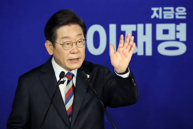 이재명 더불어민주당 대통령 후보가 25일 오전 서울 여의도 민주당사에서 기자간담회를 열어 현안 등에 대해 이야기하고 있다. 공동취재사진