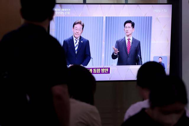 23일 서울역 대합실에서 제21대 대통령선거 2차 후보자 토론회가 생중계되고 있다. 연합뉴스