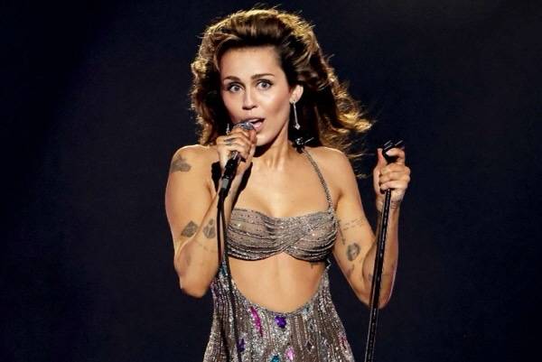 미국 유명 팝가수 마일리 사이러스(32)가 난소 낭종 때문에 통증에 시달렸음에도 무대에 올라야 했던 적이 있다고 고백했다./사진=Entertainment Weekly