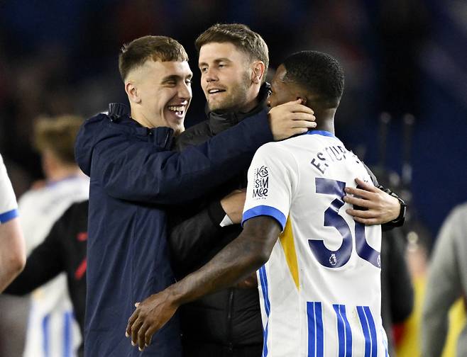 파비안 휘르첼러(가운데) 브라이턴 감독. 사진=로이터 연합뉴스