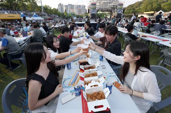 지난해 7월 3일 오후 대구 달서구 두류공원에서 열린 '2024 대구치맥페스티벌'을 찾은 시민들이 치킨과 맥주를 즐기고 있다. 연합뉴스