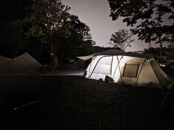 캠핑 성수기를 맞아 캠핑을 즐기는 수요들이 늘면서 캠핑 용품이나 먹거리 매출도 늘고 있다. 독자제공