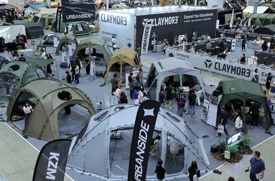 지난 23일 경기 고양시 킨텍스 제2전시장에서 열린 '대한민국 최대 캠핑ㆍ레포츠 박람회 '2025 국제 아웃도어 캠핑 & 레포츠 페스티벌'에서 관람객들이 텐트를 구경하고 있다. 연합뉴스